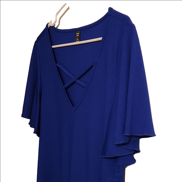 SHEIN Curve Plus Solid Criss Cross Top - Picture 2 of 7